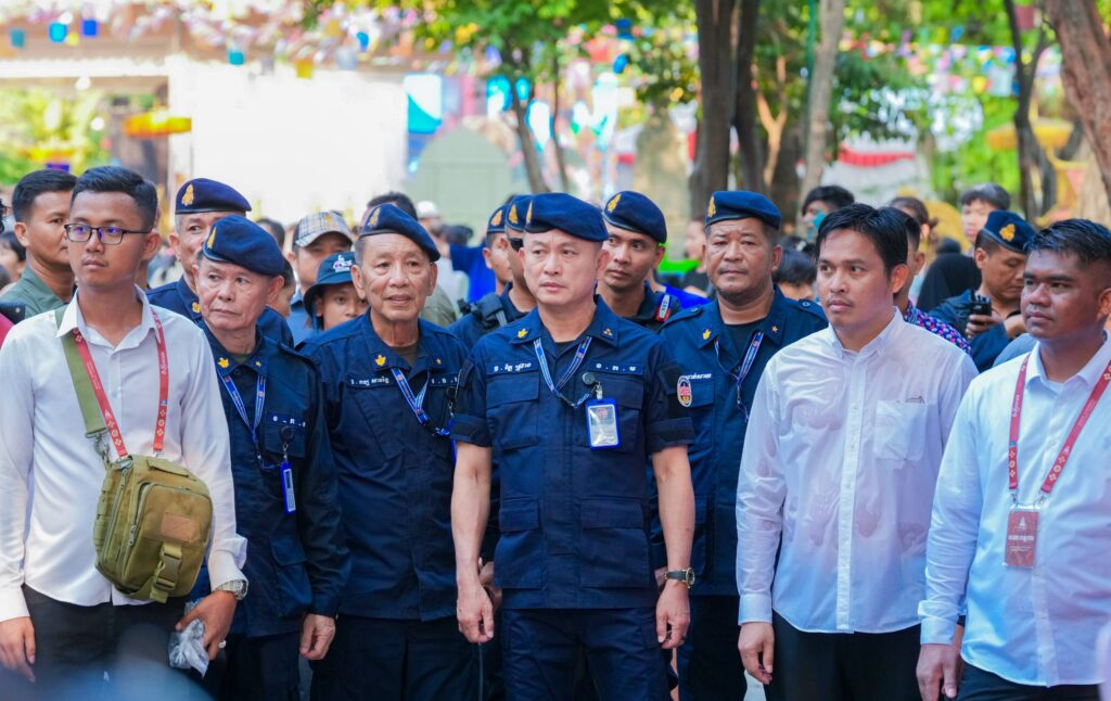 ឧត្តមសេនីយ៍ឯក រ័ត្ន ស្រ៊ាង អញ្ជើញចុះត្រួតពិនិត្យ និងលើកទឹកចិត្តកម្លាំងក្រោមឱវាទ ដែលកំពុងមមាញឹកបំពេញបេសកកម្មការពារ សុវត្ថិភាព ក្នុងព្រឹត្តិការណ៍ នគរសង្ក្រាន្ត រាជធានីភ្នំពេញ!