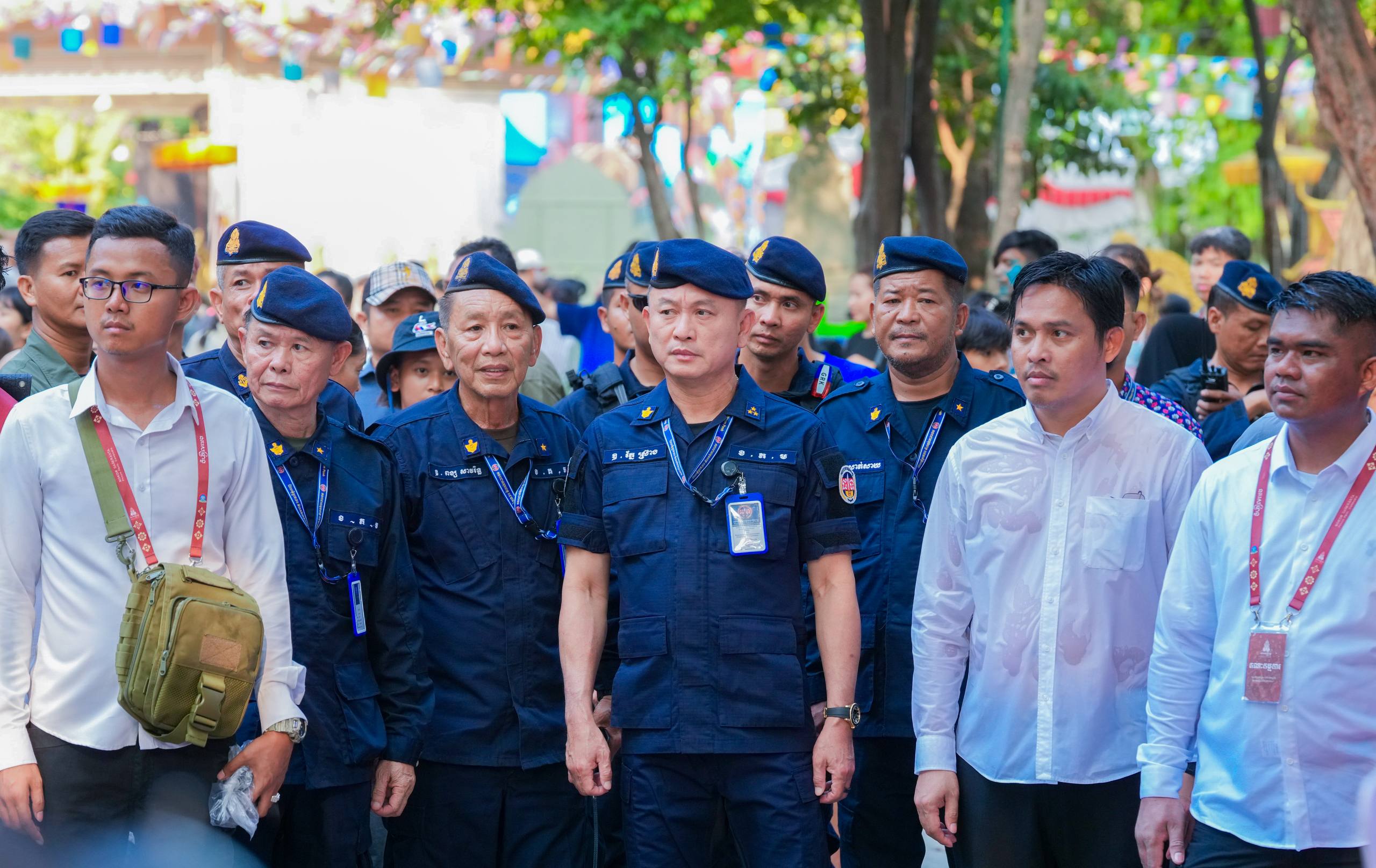 ឧត្តមសេនីយ៍ឯក រ័ត្ន ស្រ៊ាង អញ្ជើញចុះត្រួតពិនិត្យ និងលើកទឹកចិត្តកម្លាំងក្រោមឱវាទ ដែលកំពុងមមាញឹកបំពេញបេសកកម្មការពារ សុវត្ថិភាព ក្នុងព្រឹត្តិការណ៍ នគរសង្ក្រាន្ត រាជធានីភ្នំពេញ!