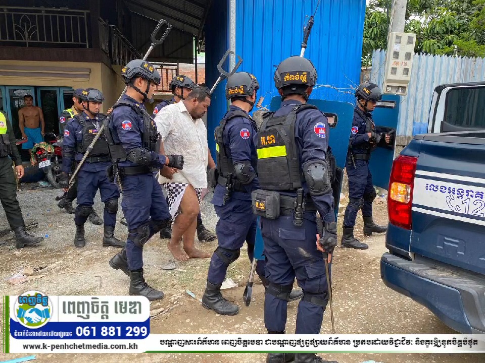 អាវុធហត្ថ​ខេត្ត​កំពង់ស្ពឺ​ឃាត់ខ្លួន​ជនសង្ស័យ​ម្នាក់​ ពាក់ព័ន្ធ​ករណីប្រើប្រាស់គ្រឿងញៀននិងធ្វើសកម្មភាពអុកឡុក​​​ក្នុងគ្រួសារ បង្កអោយមានការភ័យខ្លាចដល់ប្រជា​ពលរដ្ឋ​រស់នៅក្នុង​មូលដ្ឋាន​ តាមការប្តឹងផ្ទាល់មាត់សុំកិច្ចអន្តរាគមន៍​ពីកម្លាំងអាវុធហត្ថខេត្តកំពង់ស្ពឺ តាម​លេខទូរសព្ទ​អន្តរាគមន៍សង្គ្រោះបន្ទាន់​ HotLine1292​