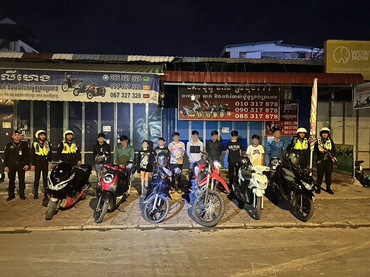 តាមរយៈលេខទូរស័ព្ទបន្ទាន់ ១២៩១ អាវុធហត្ថរាជធានីភ្នំពេញទទួលដំណឹង ករណីក្មេងៗមួយក្រុមបានប្រមូលផ្ដុំគ្នាបម្រុងនឹងធ្វើសកម្មភាពបង្ហោះម៉ូតូ និងបង្កជាសម្លេងរំខានដល់ពួកគាត់នៅចំណុចផ្លូវ ១៤១ កែង ២៤២ ភូមិ ១១ សង្កាត់វាលវង់ ខណ្ឌ៧មករា តាមរយៈលេខទូរស័ព្ទបន្ទាន់ ១២៩១ អាវុធហត្ថរាជធានីភ្នំពេញទទួលដំណឹង ករណីក្មេងៗមួយក្រុមបានប្រមូលផ្ដុំគ្នាបម្រុងនឹងធ្វើសកម្មភាពបង្ហោះម៉ូតូ និងបង្កជាសម្លេងរំខានដល់ពួកគាត់នៅចំណុចផ្លូវ ១៤១ កែង ២៤២ ភូមិ ១១ សង្កាត់វាលវង់ ខណ្ឌ៧មករា