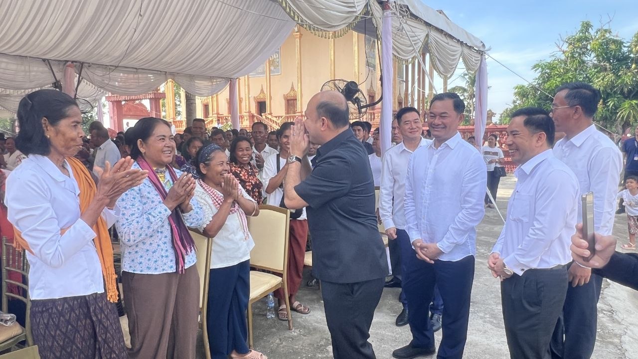 លោកឧត្តមសេនីយ៍ត្រី ម៉េង ស្រ៊ុន មេបញ្ចាការ បានចូលរួមនិងដឹកនាំកម្លាំងកងរាជអាវុធហត្ថខេត្តកំពង់ស្ពឺ ចុះសហការការពារសន្តិសុខ សុវត្ថិភាពជូន ឯកឧត្ដម ហ៊ុន ម៉ានី ដែលអញ្ជើញជាអធិបតីក្នុងពិធីសម្ភោធឆ្លងកុដិ ដងទង់ និងសមិទ្ធផលនានាក្នុងវត្តអង្ក្រងមានជ័យសិរីឧត្ដម ក្នុងស្រុកសាមគ្គីមុន្នីជ័យ… លោកឧត្តមសេនីយ៍ត្រី ម៉េង ស្រ៊ុន មេបញ្ចាការ បានចូលរួមនិងដឹកនាំកម្លាំងកងរាជអាវុធហត្ថខេត្តកំពង់ស្ពឺ ចុះសហការការពារសន្តិសុខ សុវត្ថិភាពជូន ឯកឧត្ដម ហ៊ុន ម៉ានី ដែលអញ្ជើញជាអធិបតីក្នុងពិធីសម្ភោធឆ្លងកុដិ ដងទង់ និងសមិទ្ធផលនានាក្នុងវត្តអង្ក្រងមានជ័យសិរីឧត្ដម ក្នុងស្រុកសាមគ្គីមុន្នីជ័យ…