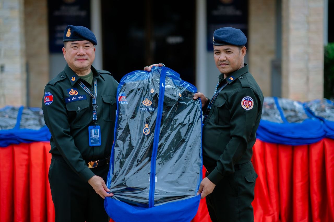 លោកឧត្តមសេនីយ៍ត្រី ម៉េង ស្រ៊ុន មេបញ្ជាការ បានអញ្ជើញជាអធិបតីចែកនូវឯកសណ្ធានប្រតិបត្តិការកាត់ចំនួន៨៤កំផ្លេរ ដល់នាយទាហាន នាយទាហានរង កងអនុសេនាធំចល័ត លោកឧត្តមសេនីយ៍ត្រី ម៉េង ស្រ៊ុន មេបញ្ជាការ បានអញ្ជើញជាអធិបតីចែកនូវឯកសណ្ធានប្រតិបត្តិការកាត់ចំនួន៨៤កំផ្លេរ ដល់នាយទាហាន នាយទាហានរង កងអនុសេនាធំចល័ត