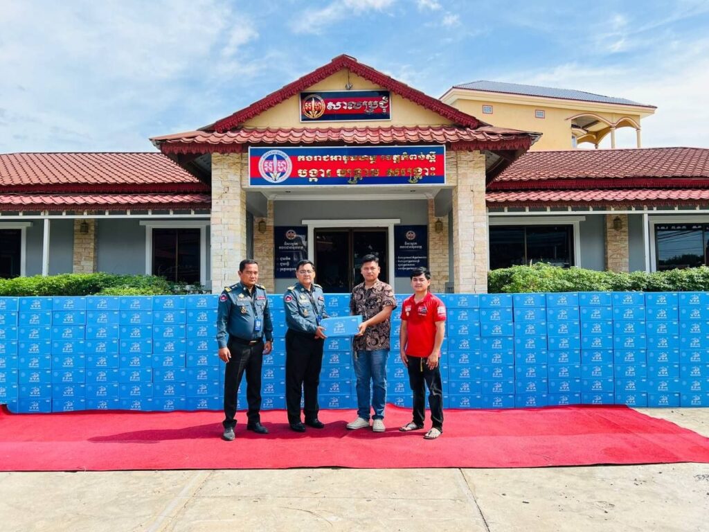 លោក​ឧត្តមសេនីយ៍​ឯក​ ស្រី​ សុទ្ធី បានចាត់ឲ្យក្រុមការងារនាំយកទឹកបរិសុទ្ធ ​វីវីអេចំនួន២០០កេស​ ឧបត្ថម្ភដល់បញ្ជាការដ្ឋានកងរាជអាវុធខេត្តកំពង់ស្ពឺ!!!