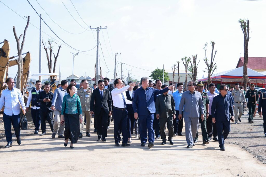 ផ្លូវបេតុងអាមេ ១ខ្សែ ប្រវែង ១០០០ម៉ែត្រ នៅភូមិលេខ២ សង្កាត់ស្វាយរលំ ក្រុងតាខ្មៅ ត្រូវបានបើកការដ្ឋានសាងសង់