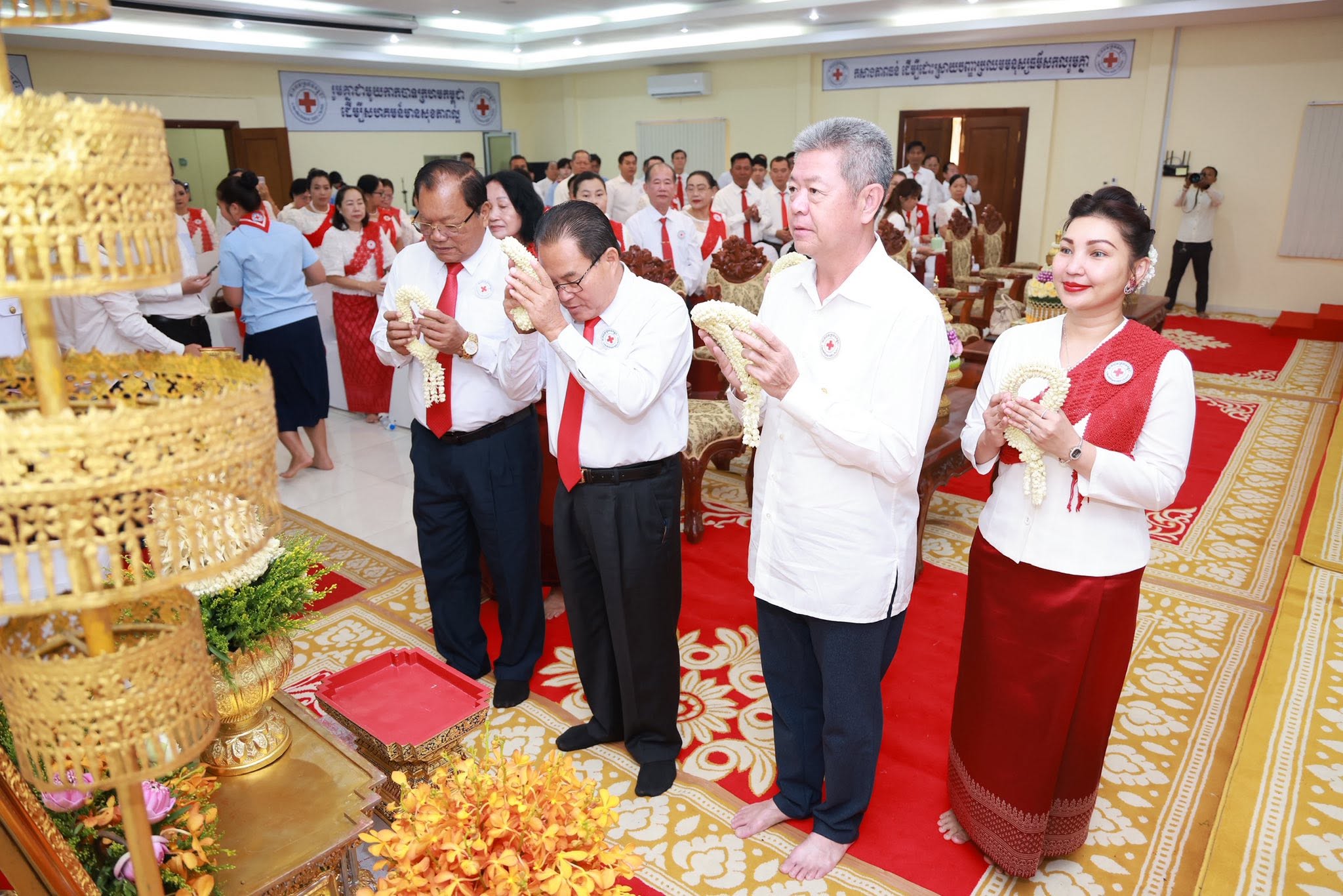 សាខាកាកបាទក្រហមកម្ពុជាខេត្តកណ្តាល បានរៀបចំពិធីសូត្រមន្តចម្រើនព្រះបរិត្ត រាប់បាត្រ និងប្រគេនទេយ្យវត្ថុចំពោះព្រះសង្ឃ ៩អង្គ ថ្វាយព្រះរាជកុសល សម្ដេចព្រះមហាក្សត្រី នរោត្តម មុនិនាថ សីហនុ ព្រះវររាជមាតាជាតិខ្មែរ ព្រះប្រធានកិត្តិយសកាកបាទក្រហមកម្ពុជា ជាទីគោរពសក្ការៈដ៏ខ្ពង់ខ្ពស់បំផុត ក្នុងឱកាសនៃព្រះរាជពិធីបុណ្យចម្រើនព្រះជន្មវឌ្ឍនមង្គលគម្រប់ ៩០ យាងចូល ៩១ព្រះវស្សា ..!! សាខាកាកបាទក្រហមកម្ពុជាខេត្តកណ្តាល បានរៀបចំពិធីសូត្រមន្តចម្រើនព្រះបរិត្ត រាប់បាត្រ និងប្រគេនទេយ្យវត្ថុចំពោះព្រះសង្ឃ ៩អង្គ ថ្វាយព្រះរាជកុសល សម្ដេចព្រះមហាក្សត្រី នរោត្តម មុនិនាថ សីហនុ ព្រះវររាជមាតាជាតិខ្មែរ ព្រះប្រធានកិត្តិយសកាកបាទក្រហមកម្ពុជា ជាទីគោរពសក្ការៈដ៏ខ្ពង់ខ្ពស់បំផុត ក្នុងឱកាសនៃព្រះរាជពិធីបុណ្យចម្រើនព្រះជន្មវឌ្ឍនមង្គលគម្រប់ ៩០ យាងចូល ៩១ព្រះវស្សា ..!!