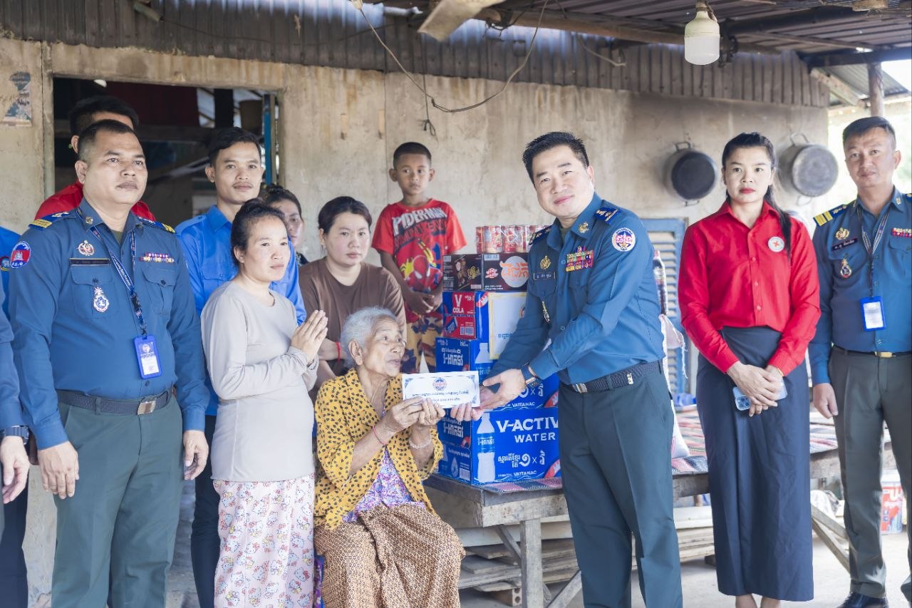 លោកឧត្តមសេនីយ៍ត្រី ម៉េង ស្រ៊ុន មេបញ្ជាការ កងរាជអាវុធហត្ថខេត្តកំពង់ស្ពឺ​​​ បាន​បន្ត​ដឹកនាំ​ក្រុមការងារកងរាជអាវុធហត្ថ​ចុះ​សួរសុខទុក្ខប្រជាពលរដ្ឋមានជីវភាពខ្វះខាត ជួបការលំបាក១គ្រួសារ​ ឈ្មោះ​លោកយាយ នុត ពេញ អាយុ៧២ឆ្នាំ មានកូន៤នាក់​ រស់នៅក្នុងក្រុងច្បារមន…