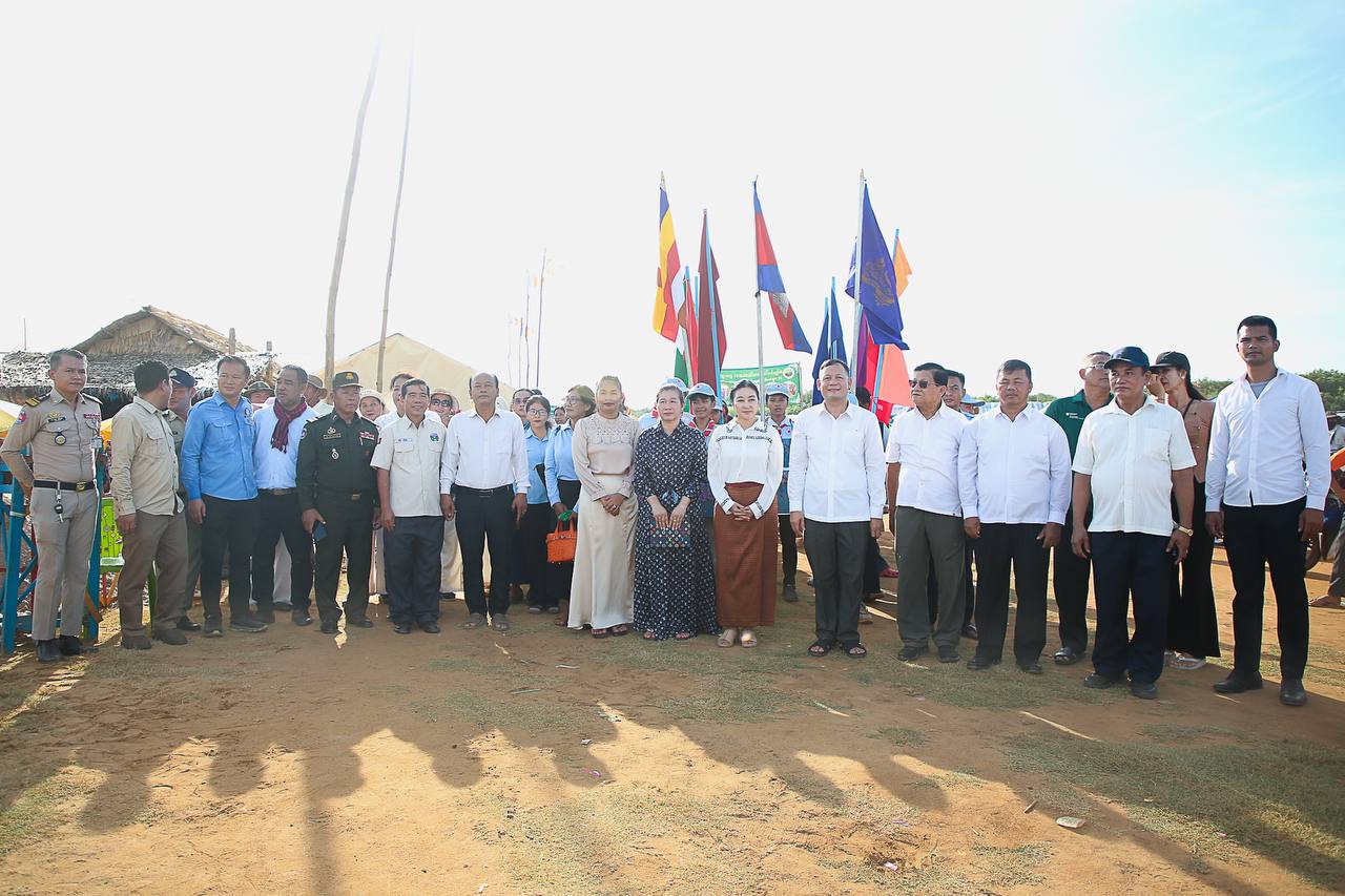 លោកឧត្តមសេនីយ៍ត្រី សៀ ទីន មេបញ្ជាការ កងរាជអាវុធហត្ថខេត្តសៀមរាប ចាត់តាំងក្រុមការងារ ចូលរួម និងនាំយកគ្រឿងឧបភោគ បរិភោគ ព្រមទាំងថវិកា ឧបត្ថម្ភក្នុងកម្មវិធី ពិធីបុណ្យឆ្លងសាលាឆទាន និងស្ពានមាត់ទន្លេ! លោកឧត្តមសេនីយ៍ត្រី សៀ ទីន មេបញ្ជាការ កងរាជអាវុធហត្ថខេត្តសៀមរាប ចាត់តាំងក្រុមការងារ ចូលរួម និងនាំយកគ្រឿងឧបភោគ បរិភោគ ព្រមទាំងថវិកា ឧបត្ថម្ភក្នុងកម្មវិធី ពិធីបុណ្យឆ្លងសាលាឆទាន និងស្ពានមាត់ទន្លេ!