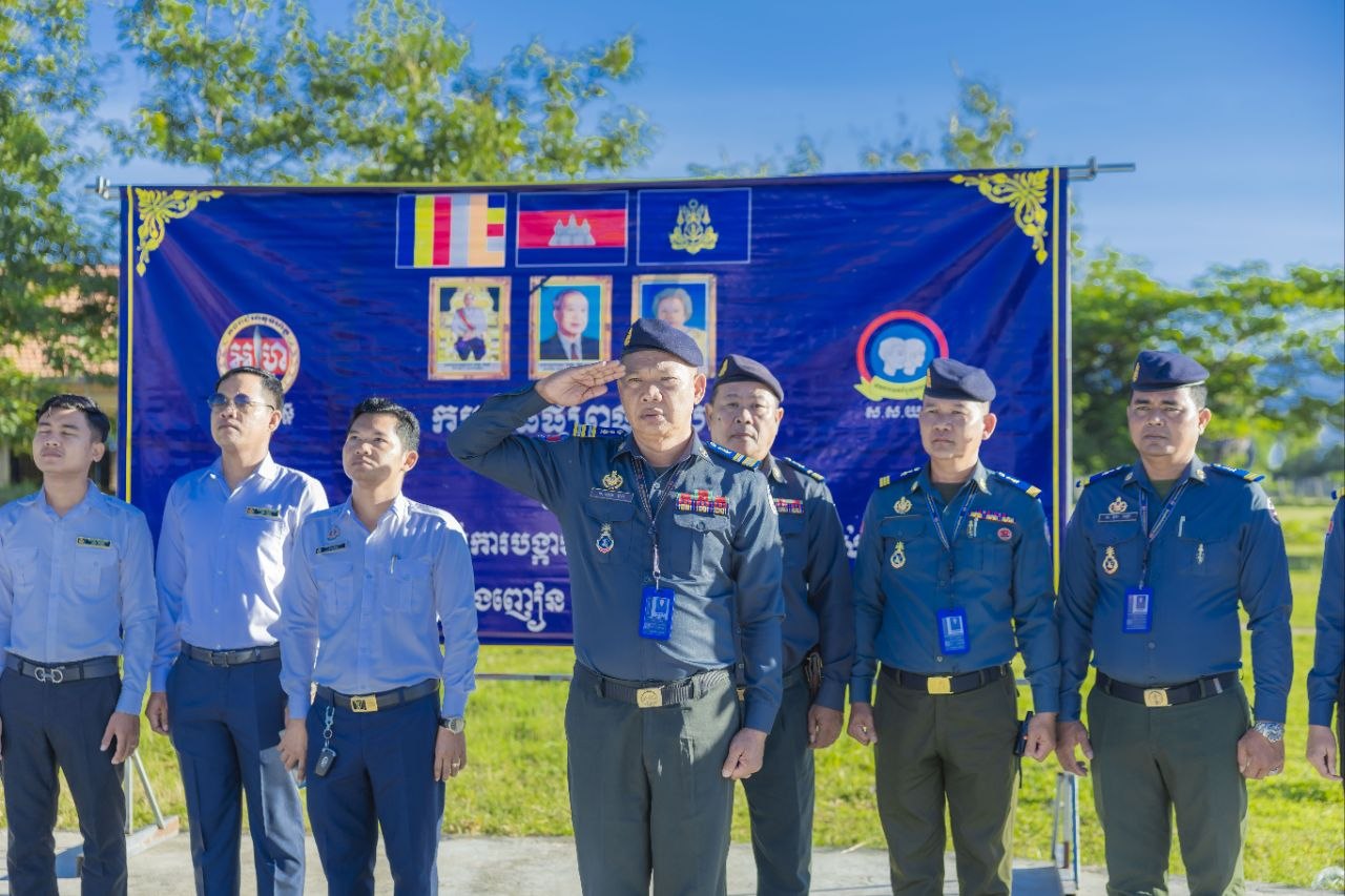 លោកឧត្តមសេនីយ៍ត្រី ម៉េង ស្រ៊ុន មេបញ្ជាការ បានបន្តដាក់បទបញ្ជាឲ្យកម្លាំងជំនាញកងរាជអាវុធហត្ថខេត្តកំពង់ស្ពឺ ចុះផ្សព្វផ្សាយលើកកម្ពស់ការអប់រំ ដើម្បីសហគមន៍គ្មានគ្រឿងញៀន(បារីអេឡិចត្រូនិច)ក្មេងទំនើង និងលេខទូរស័ព្ទអន្តរាគមន៏សង្គ្រោះបន្ទាន់ Hotline1292 នៅវិទ្យាល័យបន្ទាយប្រណាំង ក្នុងភូមិសាស្ត្រស្រុកស្រុកឱរ៉ាល់… លោកឧត្តមសេនីយ៍ត្រី ម៉េង ស្រ៊ុន មេបញ្ជាការ បានបន្តដាក់បទបញ្ជាឲ្យកម្លាំងជំនាញកងរាជអាវុធហត្ថខេត្តកំពង់ស្ពឺ ចុះផ្សព្វផ្សាយលើកកម្ពស់ការអប់រំ ដើម្បីសហគមន៍គ្មានគ្រឿងញៀន(បារីអេឡិចត្រូនិច)ក្មេងទំនើង និងលេខទូរស័ព្ទអន្តរាគមន៏សង្គ្រោះបន្ទាន់ Hotline1292 នៅវិទ្យាល័យបន្ទាយប្រណាំង ក្នុងភូមិសាស្ត្រស្រុកស្រុកឱរ៉ាល់…