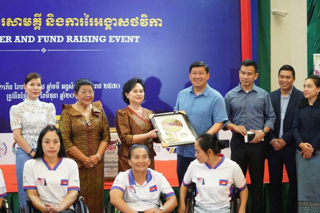 ស.ស.យ.ក. រាជធានីភ្នំពេញ ចាប់ដៃជាមួយអត្តពលិកពិការដើម្បីកីឡាបាល់បោះរទេះជនពិការកម្ពុជា