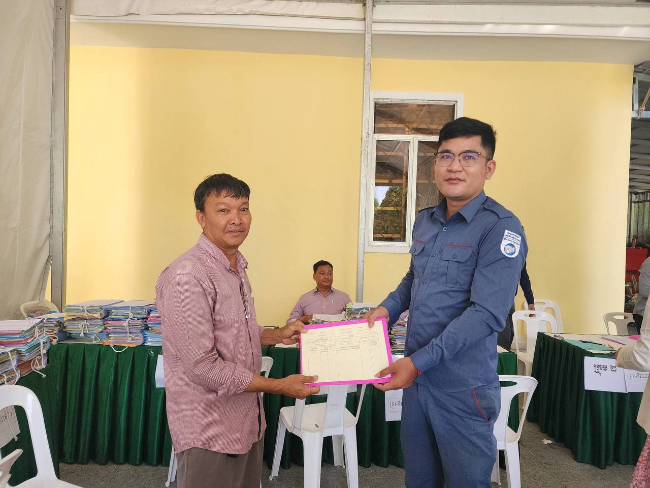 អតិថិជនដែលបានទិញផ្ទះនិងដីឡត៍ របស់គម្រោង ឡេង ណាវ៉ាត្រា ជ្រែ១០០ និងគម្រោងផ្លូវជាតិលេខ ៦អា ដែលមានទីតាំងស្ថិតនៅ ភូមិជ្រែមួយរយ និងភូមិអន្លង់ស្លែង ឃុំសំបួរមាស ស្រុកមុខកំពូល ខេត្តកណ្តាល បានមកទទួលវិញ្ញាបនបត្រសម្គាល់ម្ចាស់អចលនវត្ថុ ដំណាក់កាលទី៤ អតិថិជនដែលបានទិញផ្ទះនិងដីឡត៍ របស់គម្រោង ឡេង ណាវ៉ាត្រា ជ្រែ១០០ និងគម្រោងផ្លូវជាតិលេខ ៦អា ដែលមានទីតាំងស្ថិតនៅ ភូមិជ្រែមួយរយ និងភូមិអន្លង់ស្លែង ឃុំសំបួរមាស ស្រុកមុខកំពូល ខេត្តកណ្តាល បានមកទទួលវិញ្ញាបនបត្រសម្គាល់ម្ចាស់អចលនវត្ថុ ដំណាក់កាលទី៤