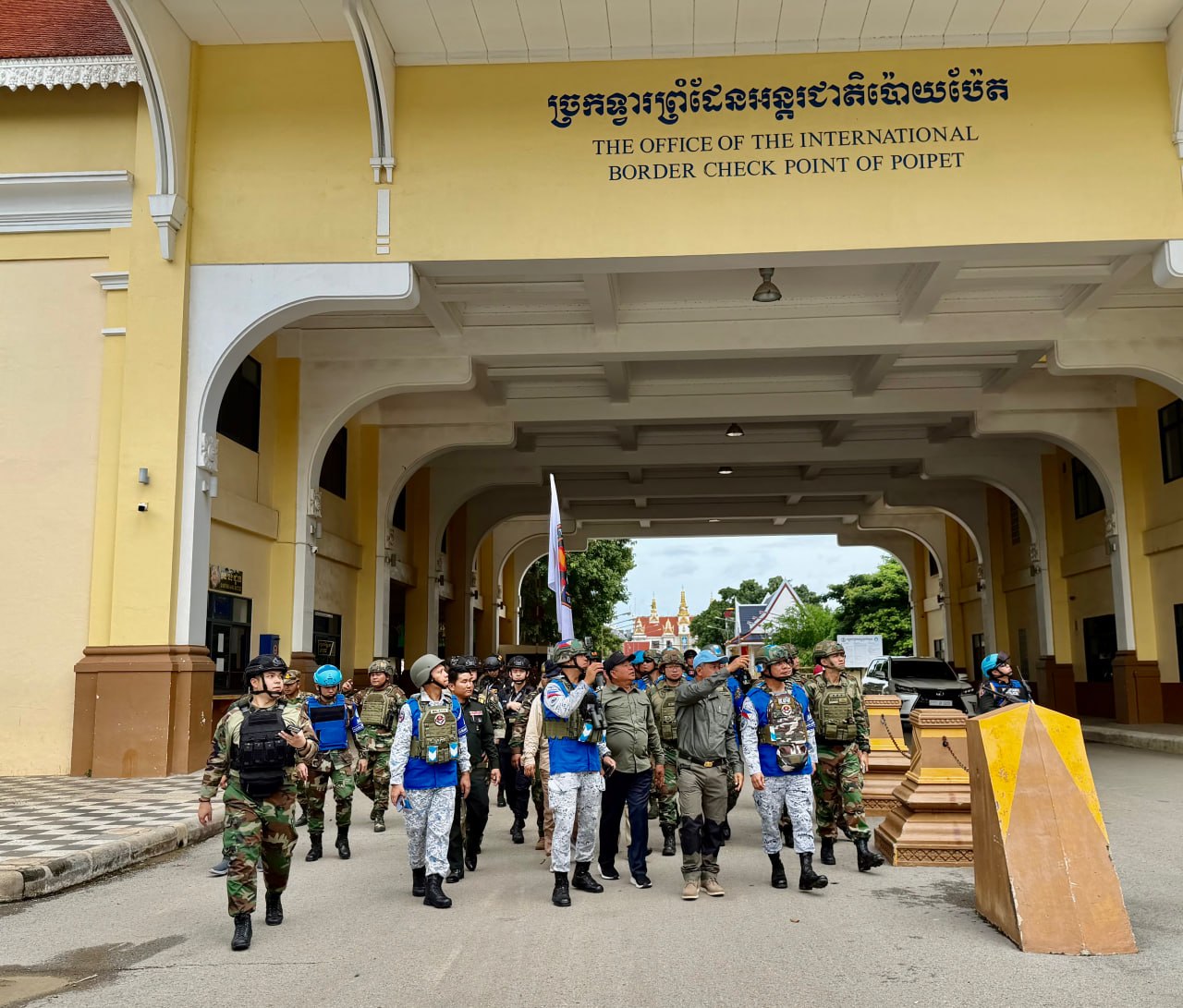 ក្រុមអ្នកសង្កេតការណ៍អាស៊ាន ចុះពិនិត្យស្ថានភាពតាមព្រំដែនកម្ពុជា-ថៃ នៅប៉ោយប៉ែត ក្រោយបទឈប់បាញ់ចូលជាធរមាន ក្រុមអ្នកសង្កេតការណ៍អាស៊ាន ចុះពិនិត្យស្ថានភាពតាមព្រំដែនកម្ពុជា-ថៃ នៅប៉ោយប៉ែត ក្រោយបទឈប់បាញ់ចូលជាធរមាន