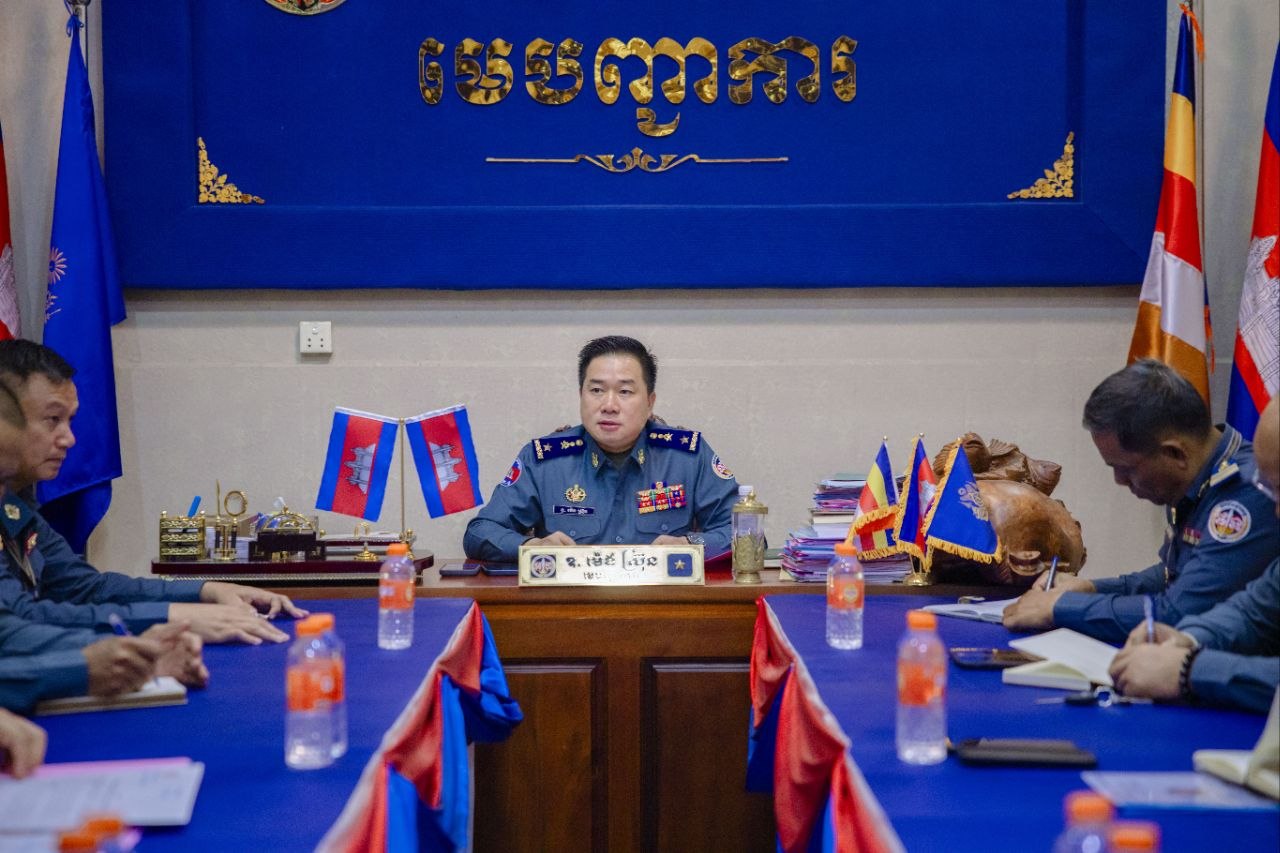 លោកឧត្តមសេនីយ៍ត្រី ម៉េង ស្រ៊ុន ដឹកនាំកិច្ចប្រជុំត្រៀមបើកវគ្គបំប៉នគ្រូបង្គោលការងារកាតព្វកិច្ចយោធាកងរាជអាវុធហត្ថ លោកឧត្តមសេនីយ៍ត្រី ម៉េង ស្រ៊ុន ដឹកនាំកិច្ចប្រជុំត្រៀមបើកវគ្គបំប៉នគ្រូបង្គោលការងារកាតព្វកិច្ចយោធាកងរាជអាវុធហត្ថ