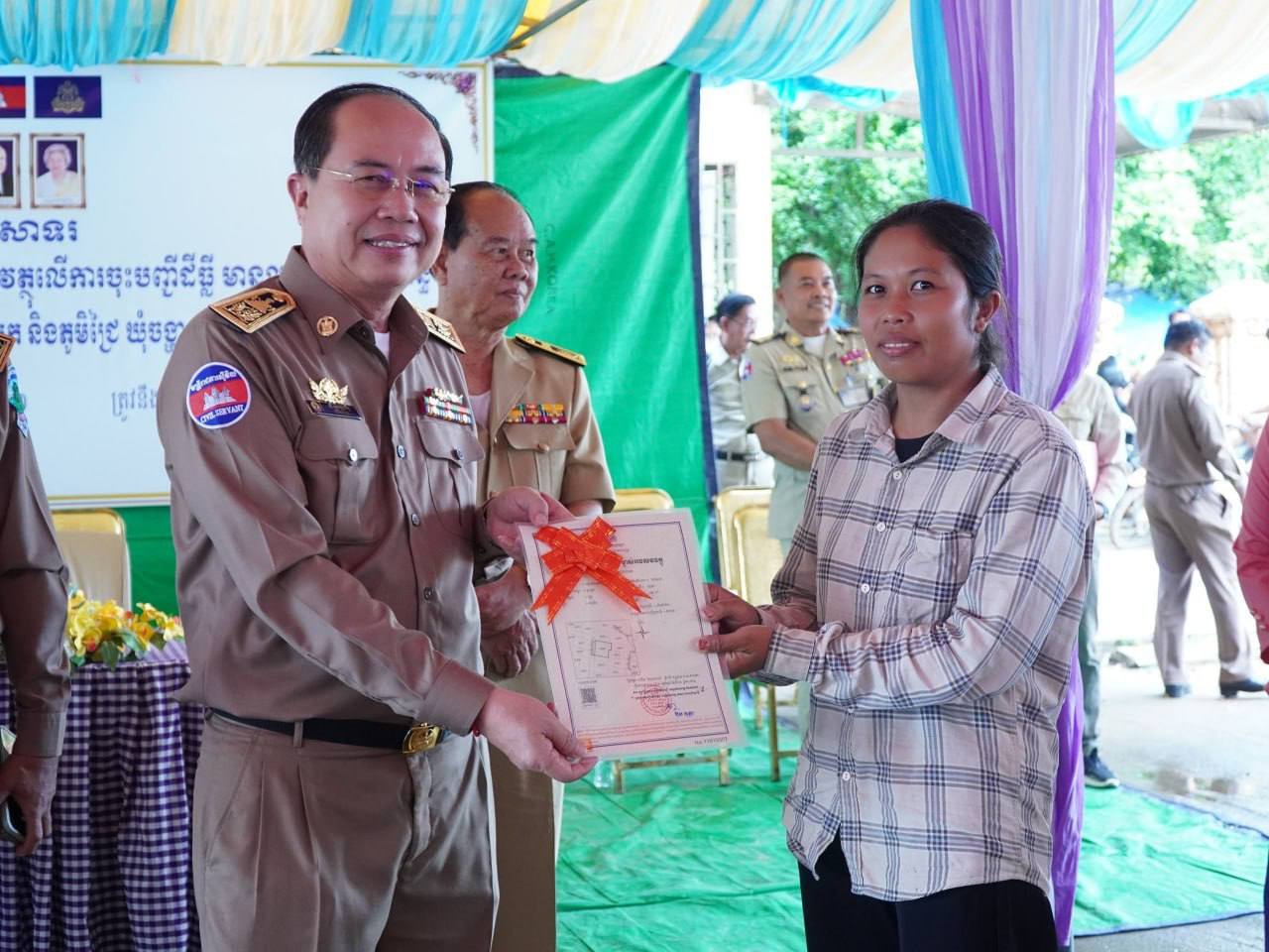 បណ្ណកម្មសិទ្ធិចំនួន៨,៩៨៧បណ្ណ ត្រូវបានប្រគល់ជូនប្រជាពលរដ្ឋក្នុងភូមិចំនួន៦ ភូមិ ស្ថិតនៅឃុំចង្ហា ស្រុកអូរជ្រៅ ខេត្តបន្ទាយមានជ័យ ក្រោមអធិបតីភាព លោក លី សុវណ្ណារិទ្ធិ អភិបាលរងខេត្តបន្ទាយមានជ័យ បណ្ណកម្មសិទ្ធិចំនួន៨,៩៨៧បណ្ណ ត្រូវបានប្រគល់ជូនប្រជាពលរដ្ឋក្នុងភូមិចំនួន៦ ភូមិ ស្ថិតនៅឃុំចង្ហា ស្រុកអូរជ្រៅ ខេត្តបន្ទាយមានជ័យ ក្រោមអធិបតីភាព លោក លី សុវណ្ណារិទ្ធិ អភិបាលរងខេត្តបន្ទាយមានជ័យ