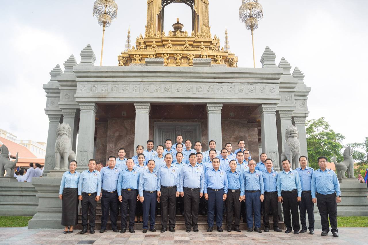 ឯកឧត្តម សាយ សំអាល់ ដឹកនាំគណៈប្រតិភូ ស.ស.យ.ក. ចូលរួមដាក់ក្រពុំបិណ្ឌផ្កាឈូកប្រារព្ធពិធីគោរពរដ្ឋធម្មនុញ្ញ នៃព្រះរាជាណាចក្រកម្ពុជា ឯកឧត្តម សាយ សំអាល់ ដឹកនាំគណៈប្រតិភូ ស.ស.យ.ក. ចូលរួមដាក់ក្រពុំបិណ្ឌផ្កាឈូកប្រារព្ធពិធីគោរពរដ្ឋធម្មនុញ្ញ នៃព្រះរាជាណាចក្រកម្ពុជា