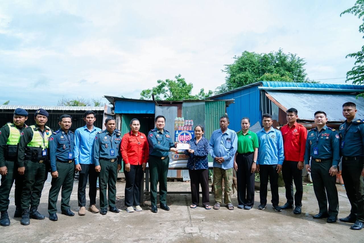 លោកឧត្តមសេនីយ៍ត្រី ម៉េង ស្រ៊ុន មេបញ្ចាការ កងរាជអាវុធហត្ថខេត្តកំពង់ស្ពឺ បានអញ្ជើញបន្តដឹកនាំក្រុមការងារកងរាជអាវុធហត្ថ ចុះសួសុខទុក្ខនិងនាំយកនូវថវិកាព្រមទាំងគ្រឿងឧបភោគបរិភោគឧបត្ថម្ភជូនដល់ប្រជាពលរដ្ឋមានជីវភាពខ្វះខាតមួយគ្រួសារក្នុងភូមិសាស្ត្រក្រុងច្បារមន… លោកឧត្តមសេនីយ៍ត្រី ម៉េង ស្រ៊ុន មេបញ្ចាការ កងរាជអាវុធហត្ថខេត្តកំពង់ស្ពឺ បានអញ្ជើញបន្តដឹកនាំក្រុមការងារកងរាជអាវុធហត្ថ ចុះសួសុខទុក្ខនិងនាំយកនូវថវិកាព្រមទាំងគ្រឿងឧបភោគបរិភោគឧបត្ថម្ភជូនដល់ប្រជាពលរដ្ឋមានជីវភាពខ្វះខាតមួយគ្រួសារក្នុងភូមិសាស្ត្រក្រុងច្បារមន…